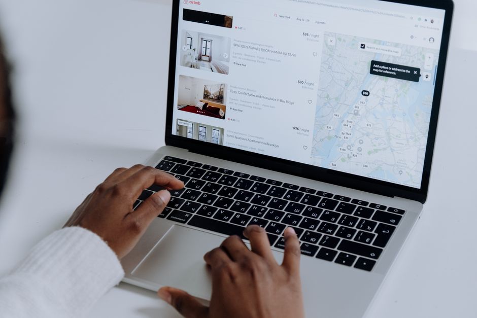 Search intent and SERP analysis Пошукова видача та бриф показують, що domain ranking check не дорівнює відповідності наміру