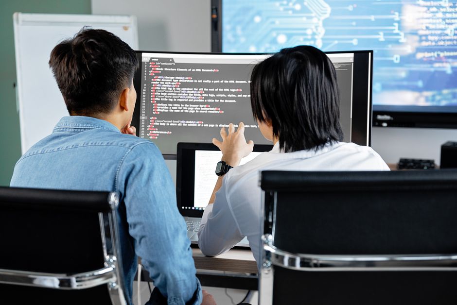 Бізнес-команда обирає між scribe ai для SOP і SEO autopilot для органічного росту