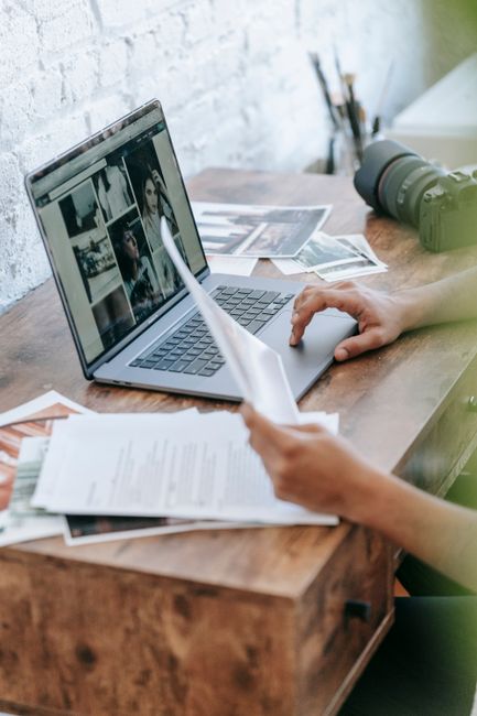 Manual editing with AI support Редагування тексту на ноутбуці показує сценарій, де ai powered writing assistant справді доречний