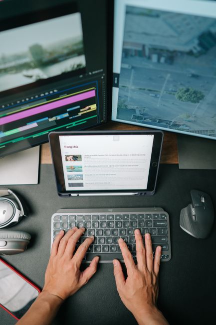 Manual Rewrite Workflow Editor revising rewrite ai draft with comments, tracked changes, and SEO notes