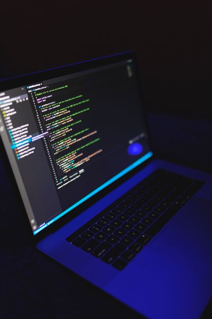 Інтерфейс hyperwrite chrome extension на ноутбуці у темному режимі для роботи з текстом у браузері
