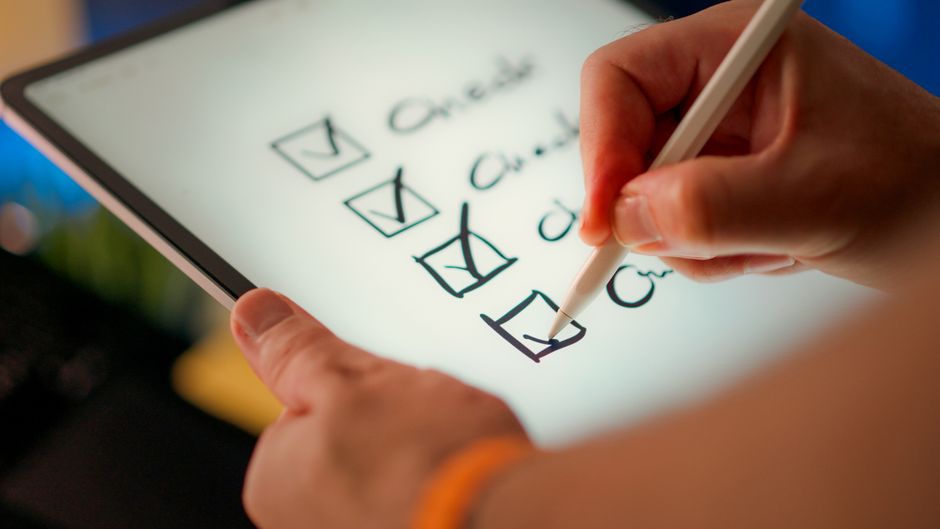 Editorial QA for AI Notes Content editor reviewing ai notes derived article for accuracy and E-E-A-T